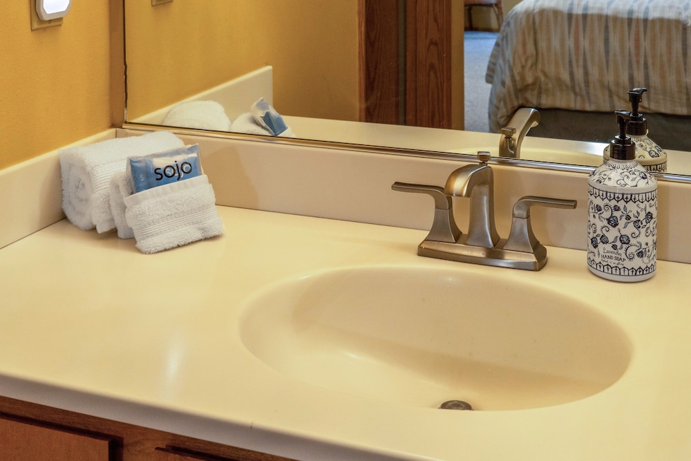 15 Lodge Condo with Hood River Bridge View by RedAwning