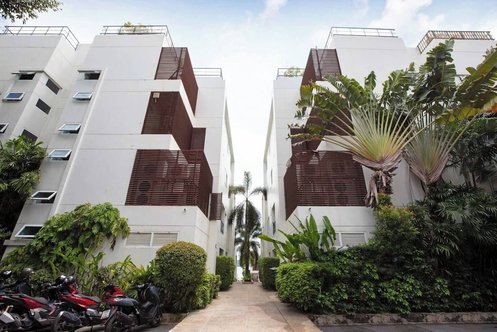 Beachfront and Pool 2 BR Apt- Selina 870