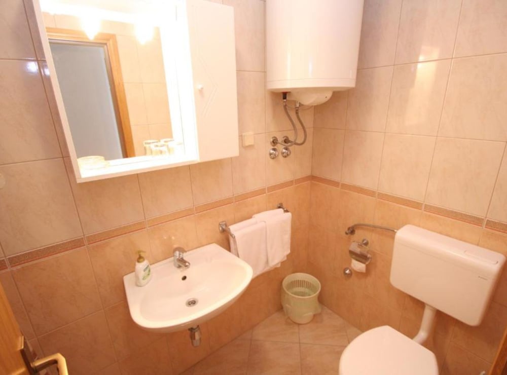 Apartments & Rooms Cakelic II