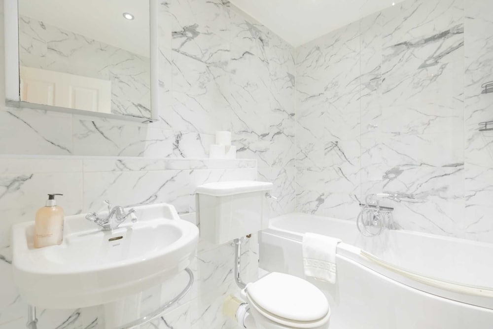 Newly Refurbished 2BD Flat - Wimbledon Village!