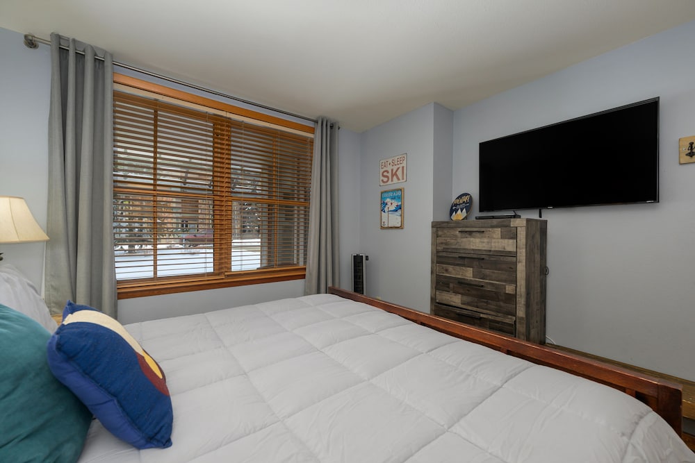 Premium Unit 1100 - One Bedroom - Zephyr Mountain Lodge 1 Condo