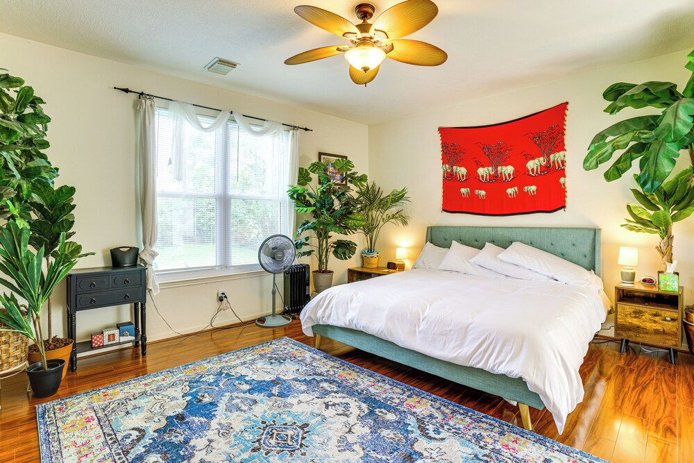 4 Mi to Old Town Spring: Family Retreat w/ Yard!