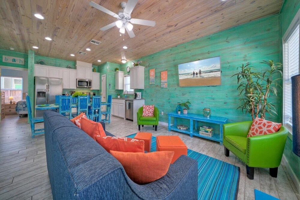 Shared Pool, Walkable to Beach, Vibrant Beachy Design! Bay Bliss by Avantstay view 2