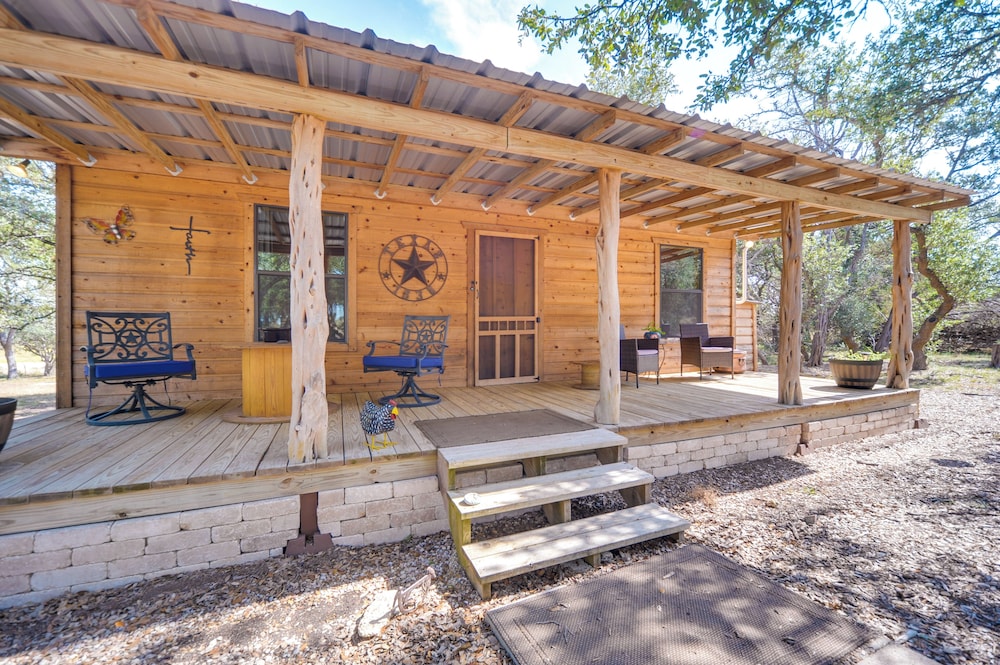 11 Mi to LBJ State Park - Couples Cabin Retreat!