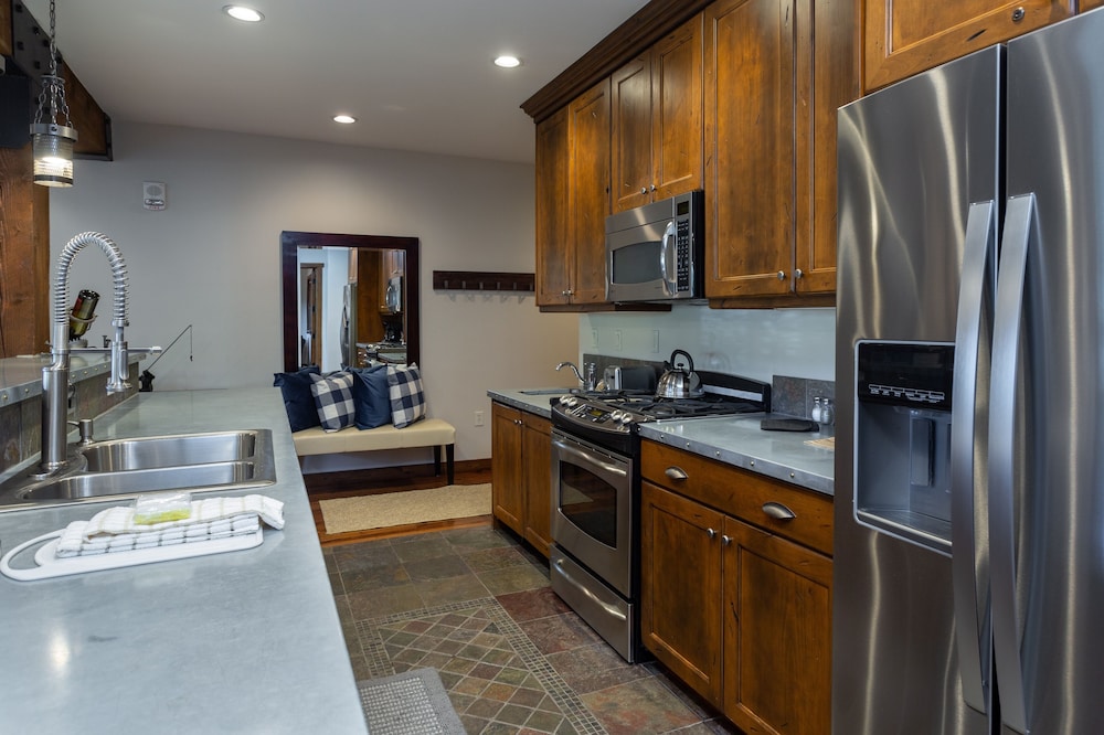 1 Bedroom Condo with Spa - Silver Baron Lodge 1 Condo