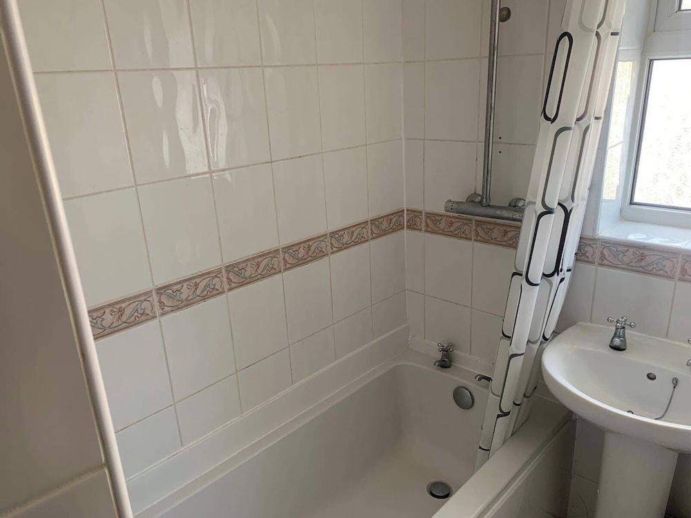 By the Sea, Sleeps 4-6, Private Patio, Nearbeach, Seasideretreat, Train to Liverpool or Chester is a hop Skip and a Jump Away