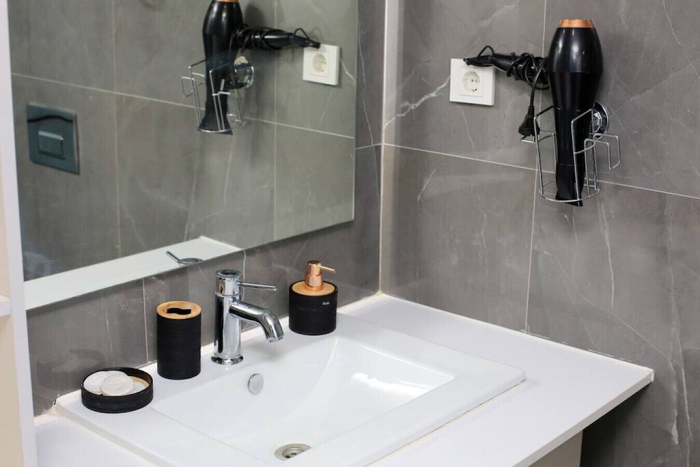 Lovely 2-bedroom Apartment in Basaksehir