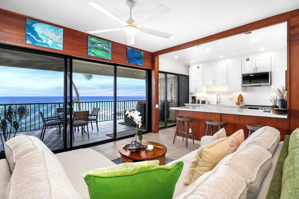 Oceanfront Elegance 2BR w/ Panoramic Views, Pool, Lanai + Concierge - Vrkcv