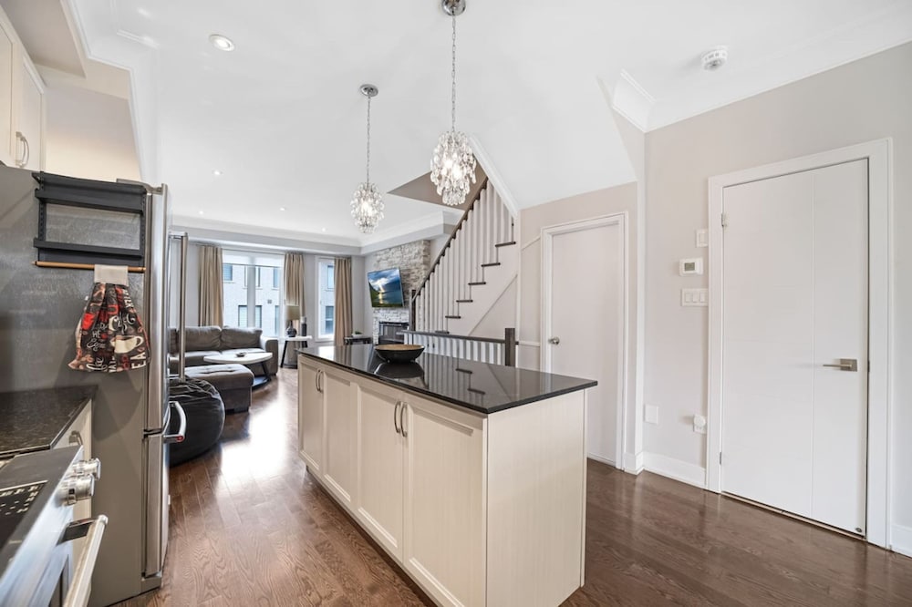 Family-friendly 3BR Mississauga Home w Parking