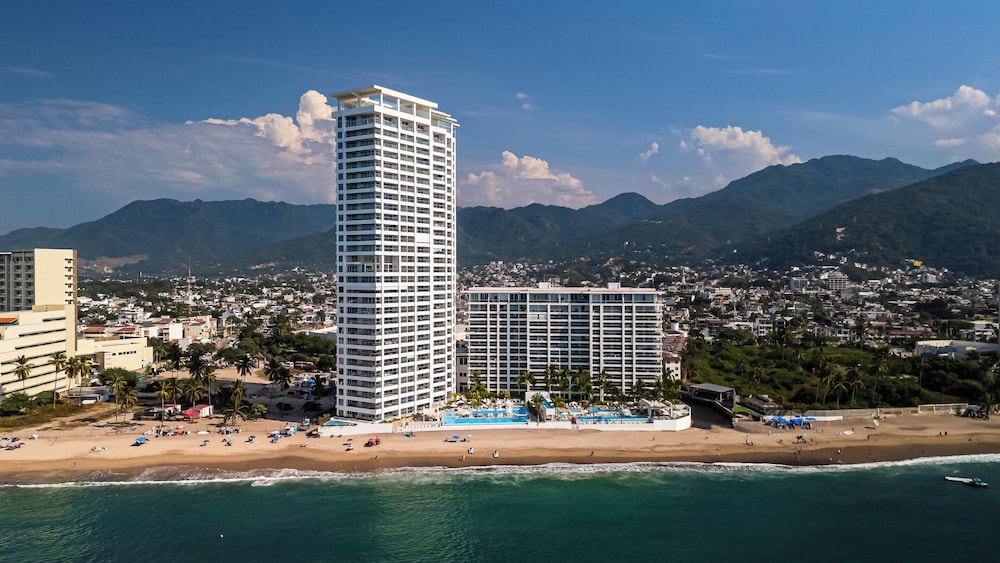Gorgeous 1BR with Pools & Sea Views
