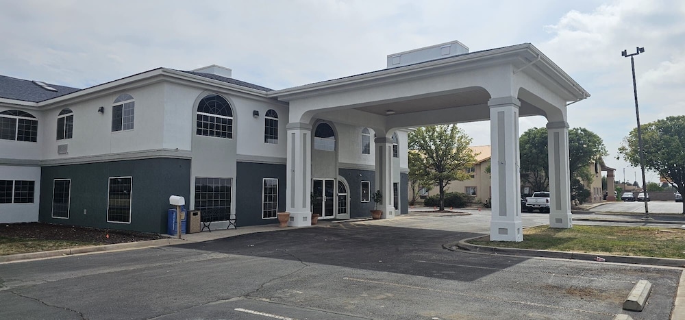 Roswell Vacations - Quality Inn  Suites - Property Image 3
