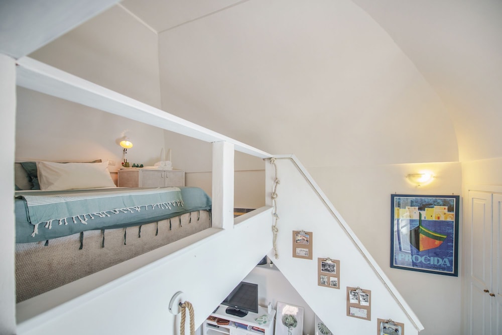 Corricella Sea Window en Procida — bedroom