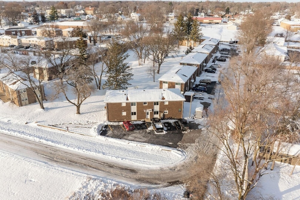 Renovated Apt w/ A/c, Wifi & Free Parking
