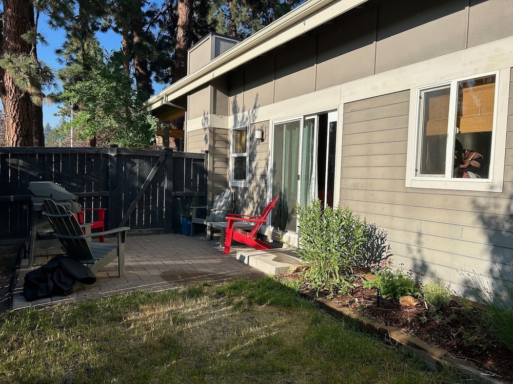Dwell 30 Days Minimum 3 Bedroom Home by RedAwning