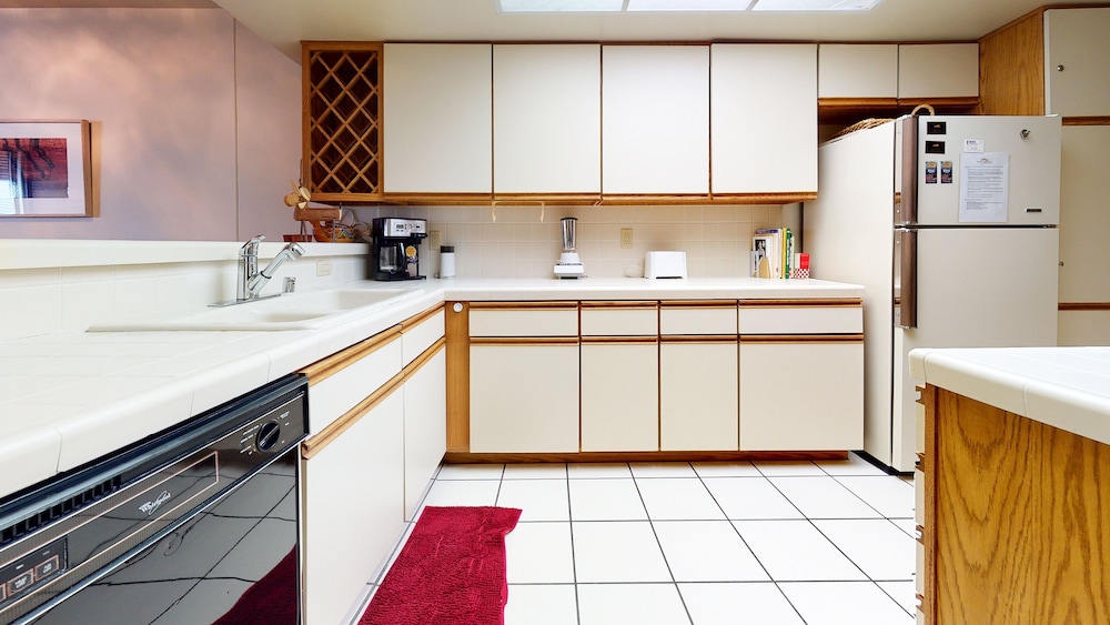 Bridges 105 Pet-Friendly. Ski-in Ski-out Condo with Beautiful Mountain Views and Private Washer Dryer by RedAwning