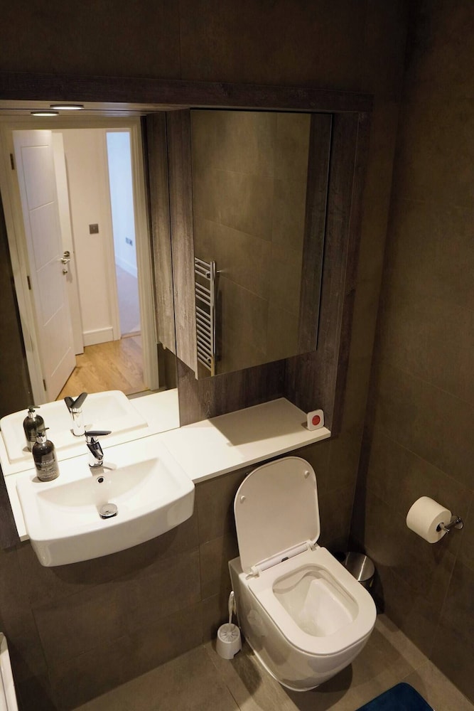 1 Bed Apartment- Sleeps 2, Parking, Pets Allowed