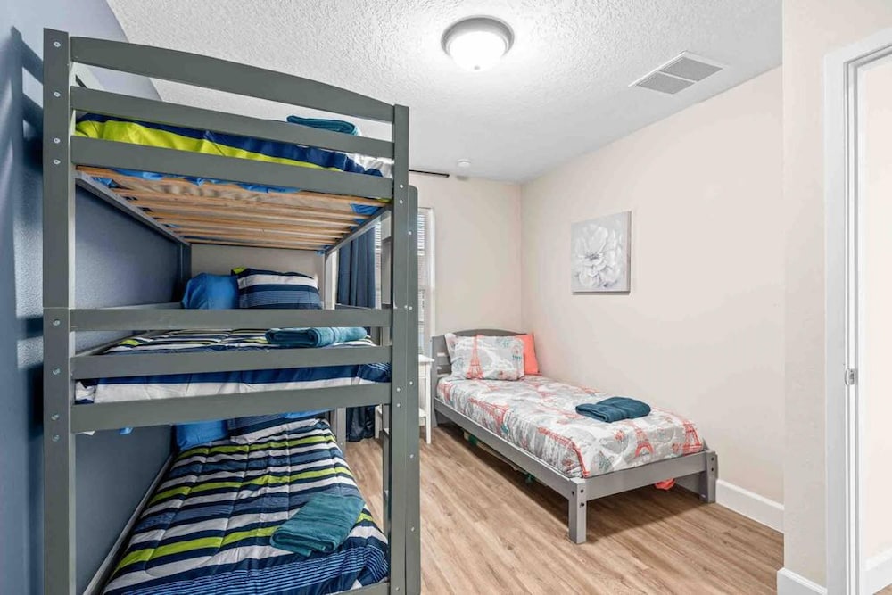Super Epic- Sleeps 32 TWO Separate Townhomes