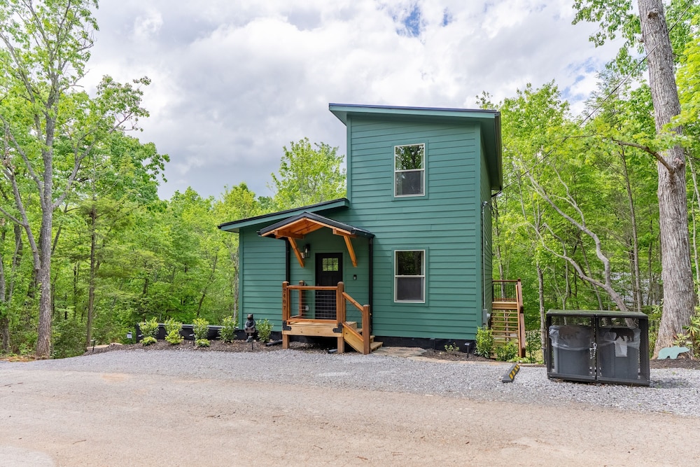 2 Brand New Cabins for Family Retreat