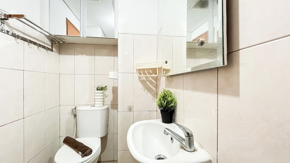 White Tone Studio At Amazana Serpong Apartment