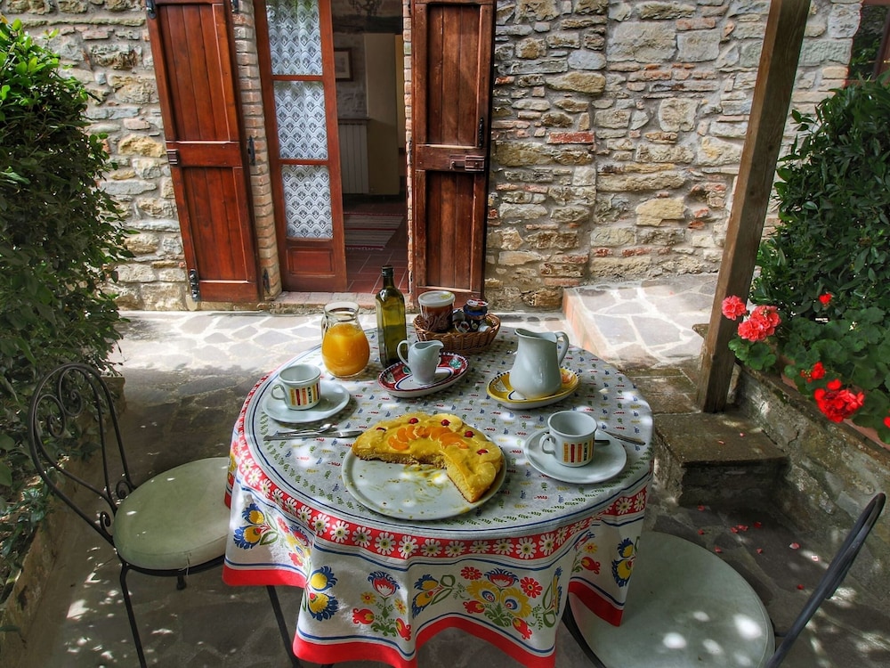 Farmhouse With Stables, Horses and the Ability to Make Horseback Riding