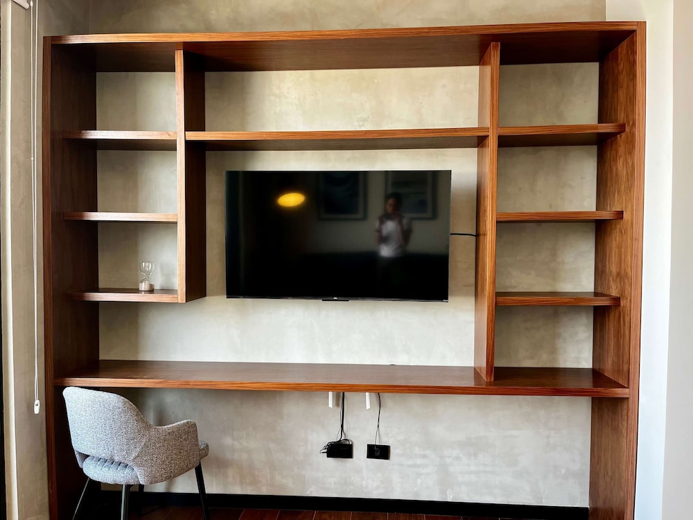 w Amazing 2BR With Elegant Balcony in Roma Nte photo 2