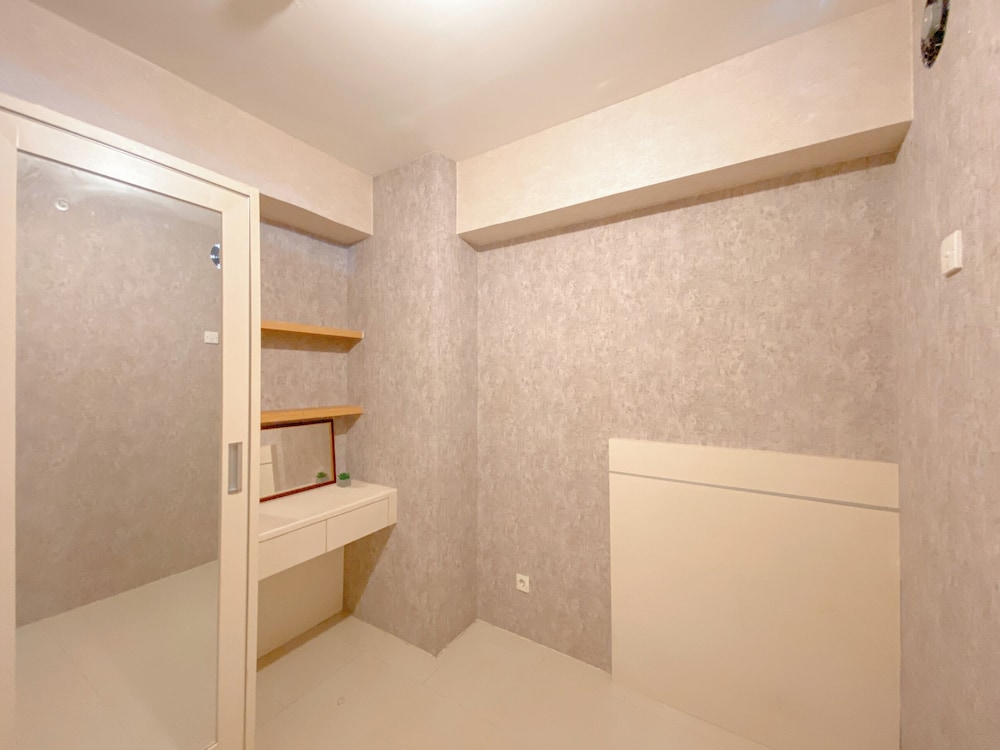 Comfy and Strategic 1BR with Extra Room at Bassura City Apartment