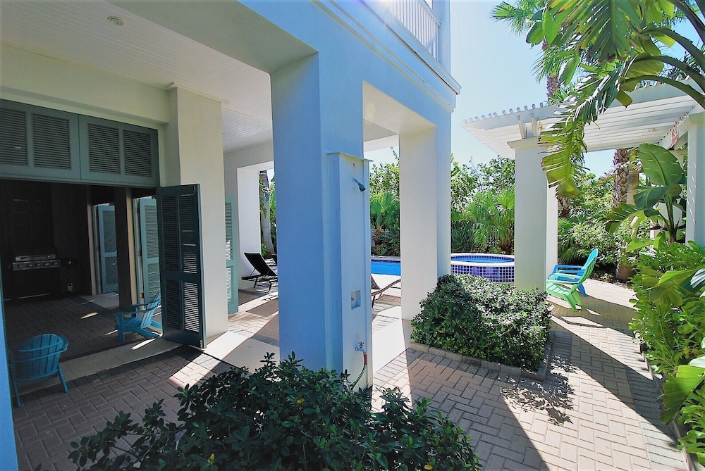 Bella Casa - Private House With Hot Tub 4 Bedroom Home by RedAwning