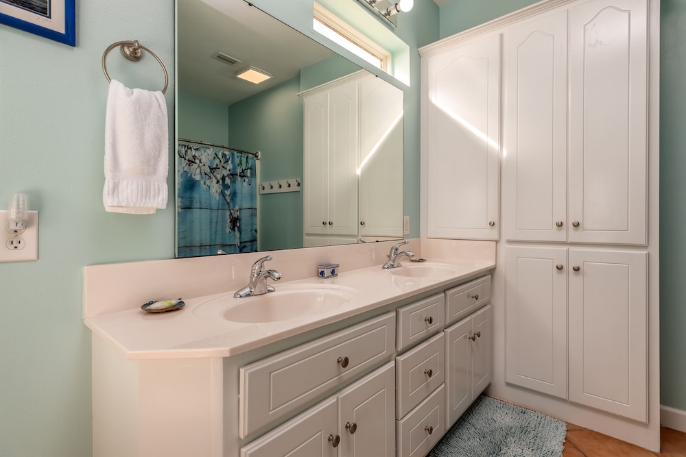 Surfside - 2431 Bienville 4 Bedroom Home by RedAwning