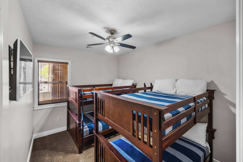 Pool & Sunshine Retreat - Resort-style Amenities