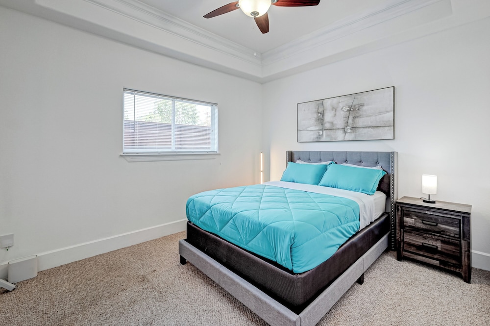 Vibrant Haven With Rooftop Patio view 3