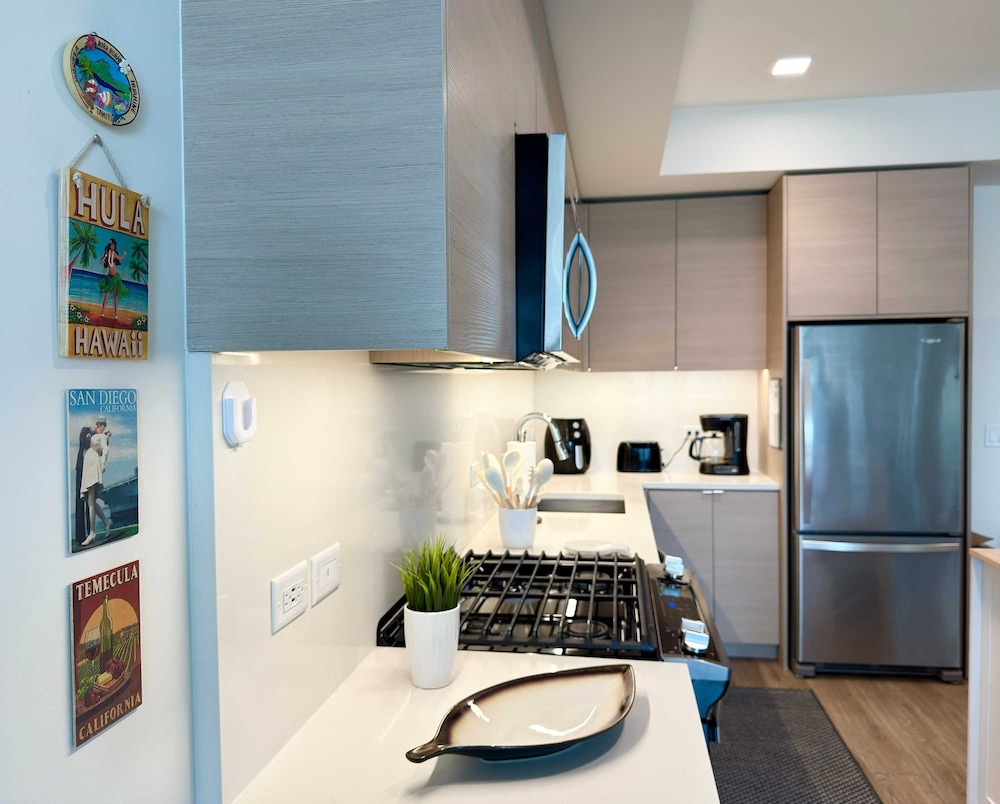 NEW Upscale Downtown San Diego Stay Queen Bed Pool Sauna
