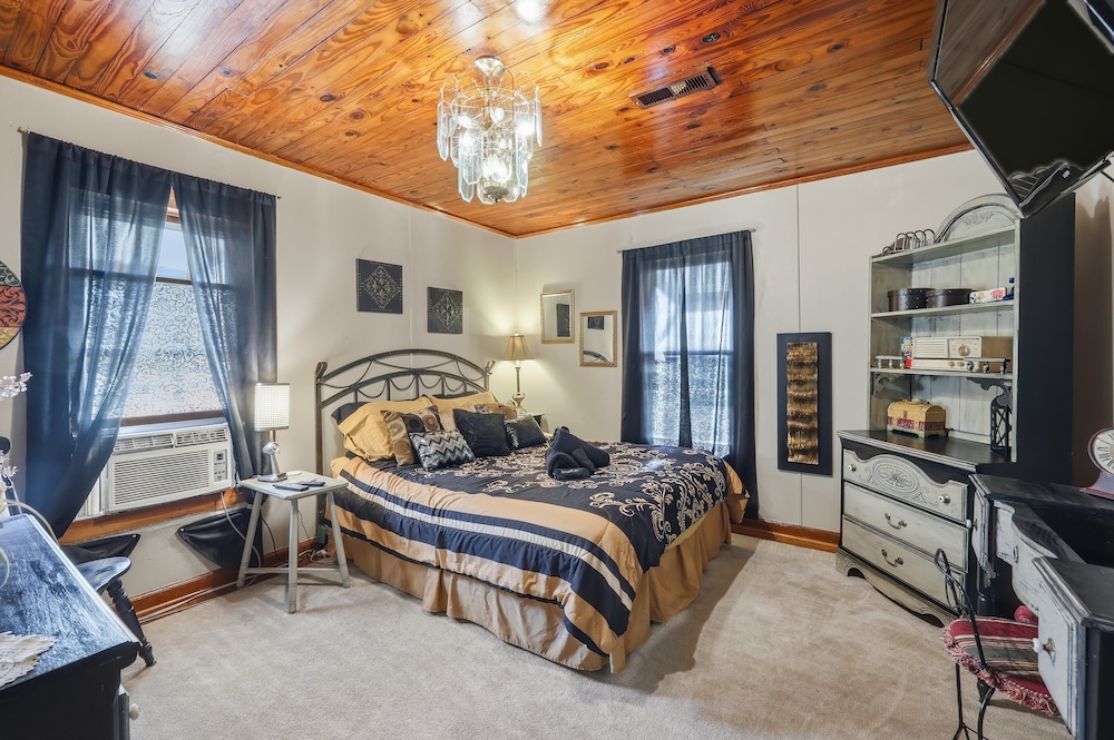 Cozy Country Retreat Hot Tub, Fire Pit & Guitars 2 Bedroom Home