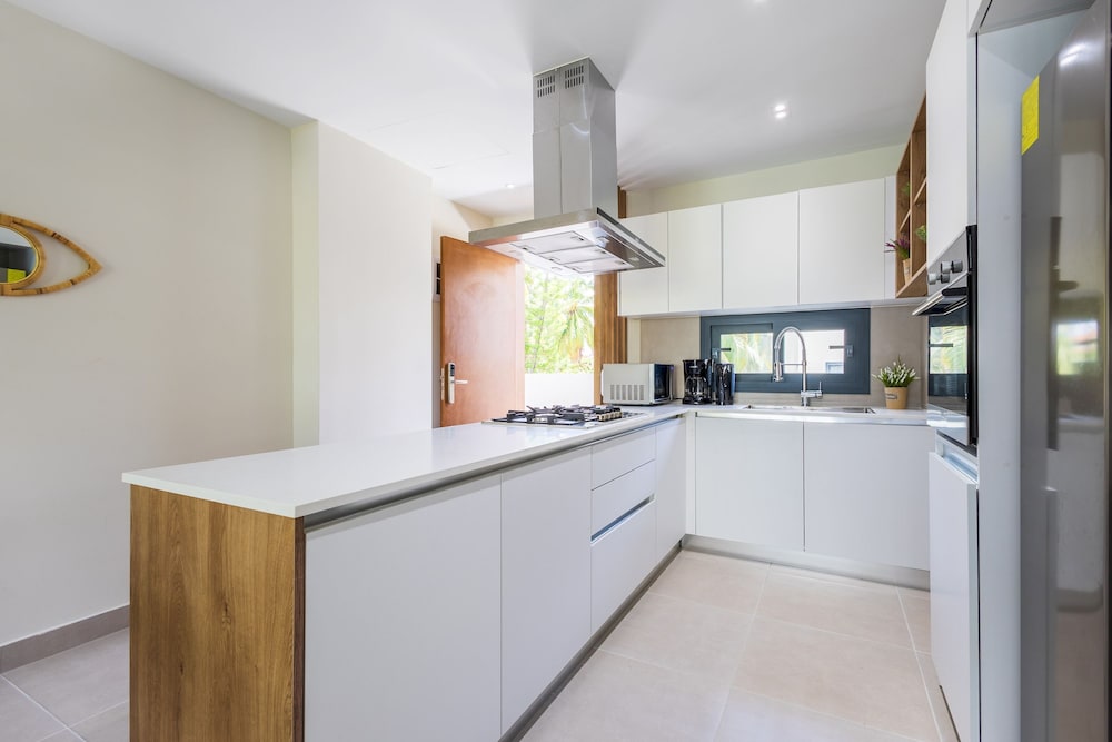 Chic 2BR Stay w Terrace Picuzzi 5 Min to Beach