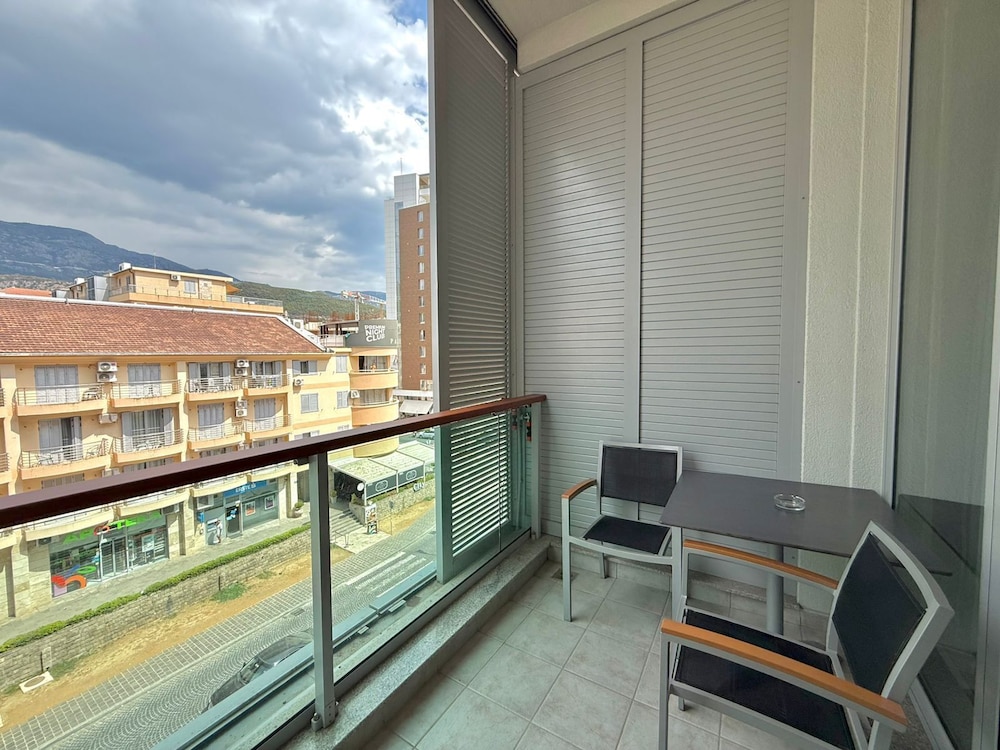 Condo Studio Plaza