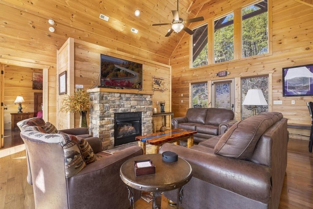 Eagle's Nest - 3 Bedrooms, 3.5 Baths, Sleeps 10 Home by RedAwning
