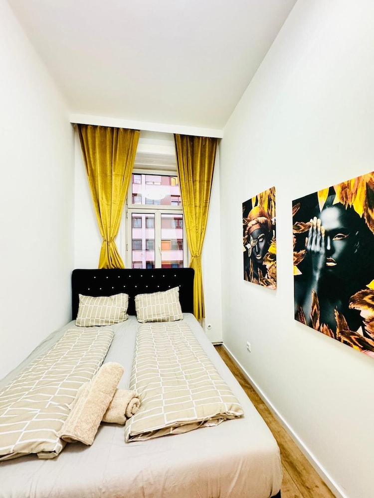 9BR Apt for 18P Walk to Augarten