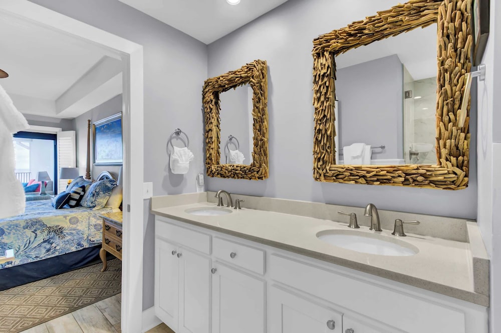 518 Seascape Waterfront Views + Community Pool