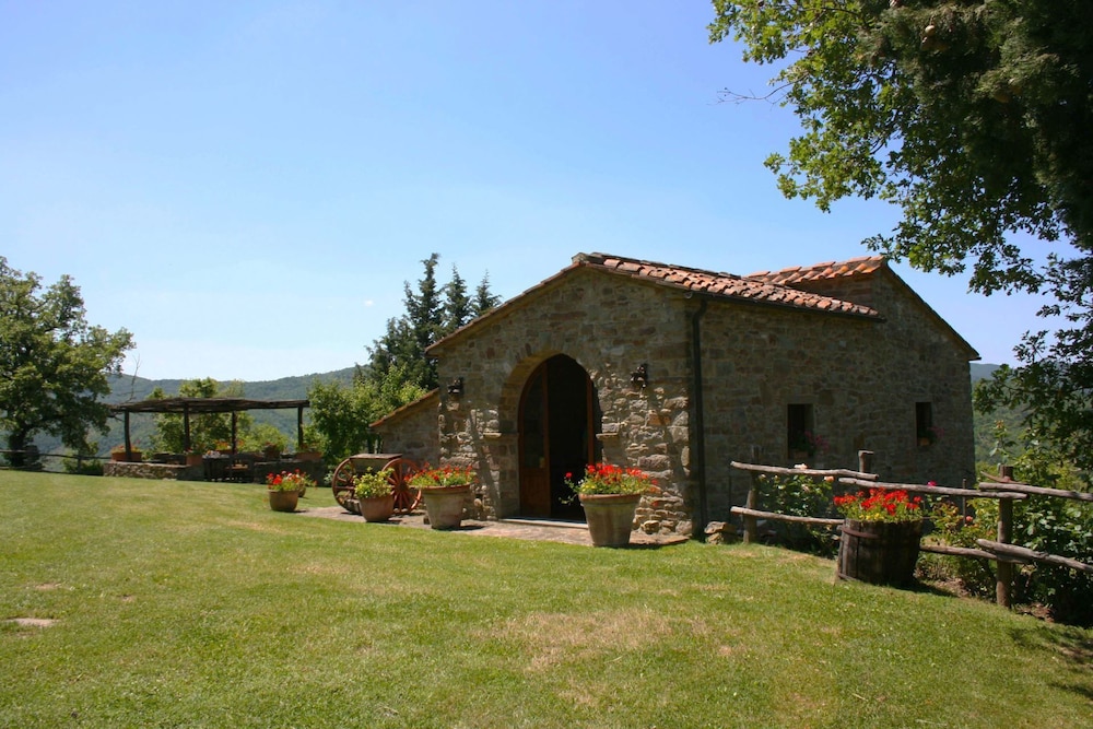 Wonderful private villa for 16 people with WIFI, private pool, TV and parking