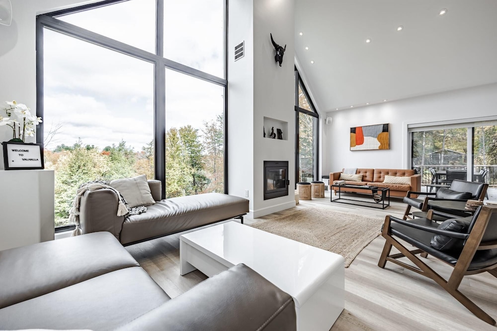 Valhalla - Scandinavian Style Chalet Directly on the Lake With Upscale Amenities and Private hot tub