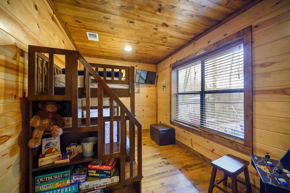 Whitetail Retreat Cabin for 13!