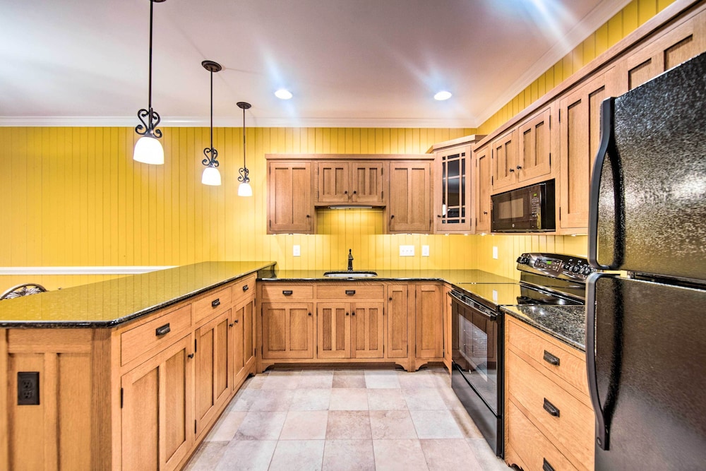 Extravagant Atglen Manor w/ Private 60-acre Land! view 5