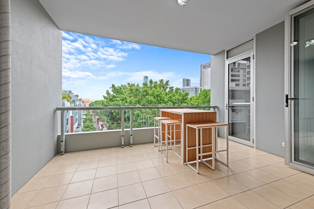 Modern Southbank Parklands Apartment Retreat