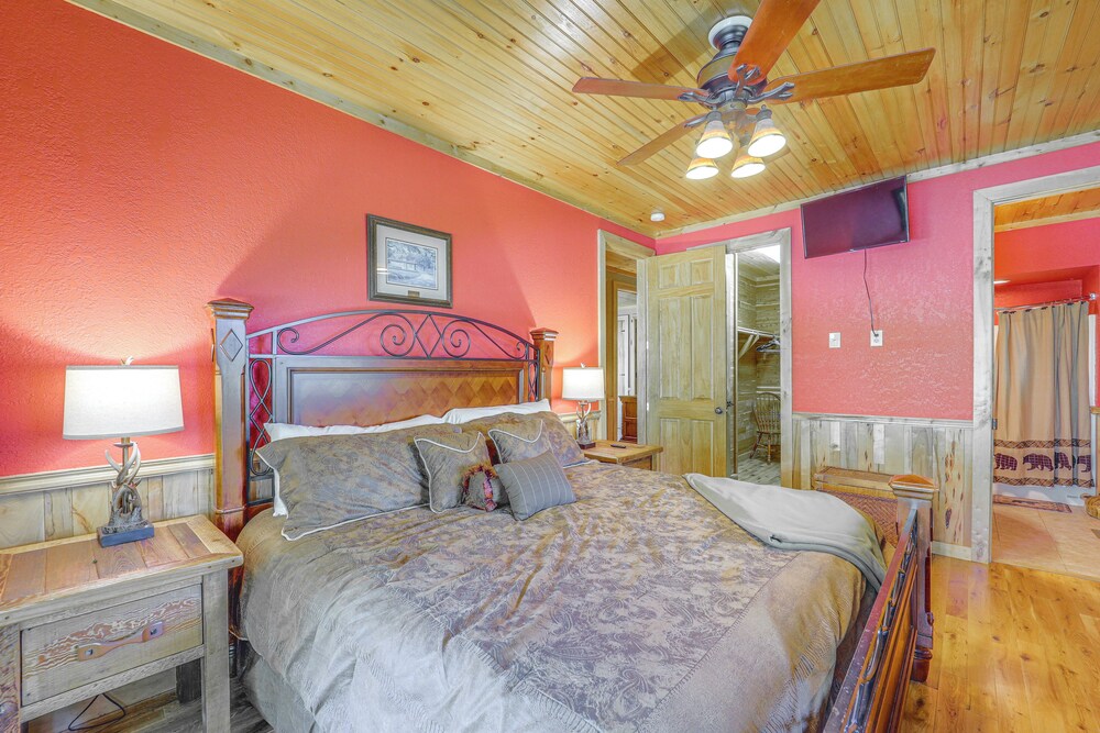 4 Mi to Grandfather Mountain: Cabin in Newland! view 2