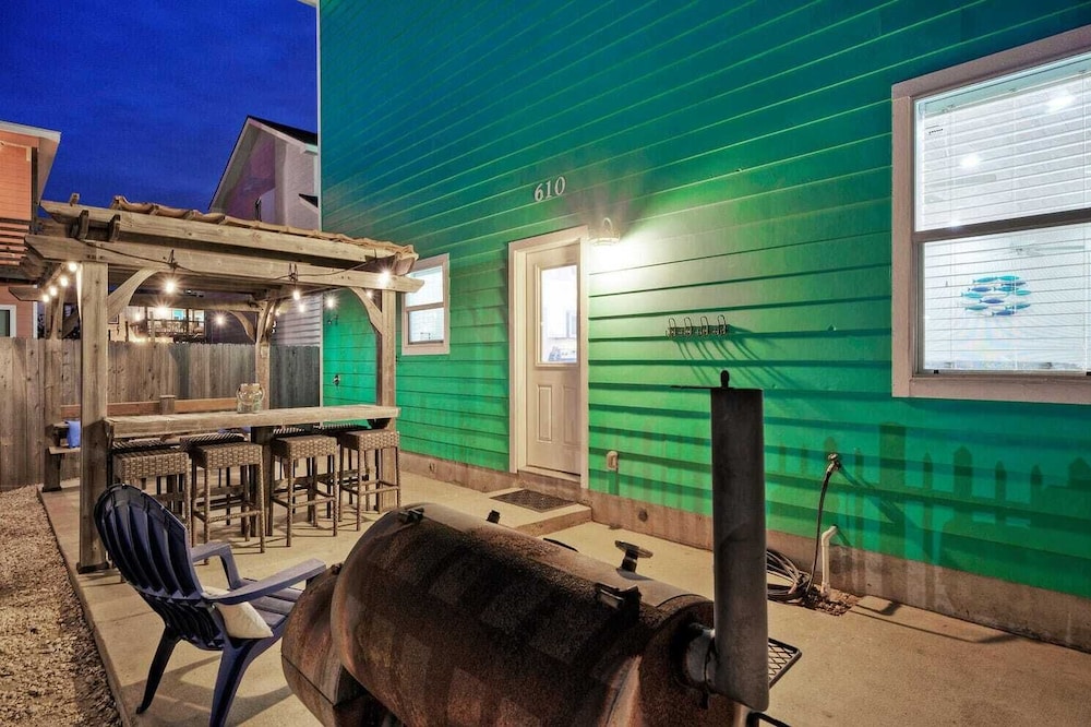 Sleeps 24, 2 Homes 2blocks to the Beach, Pool, Game Room, Patio w/ Outdoor Bar
