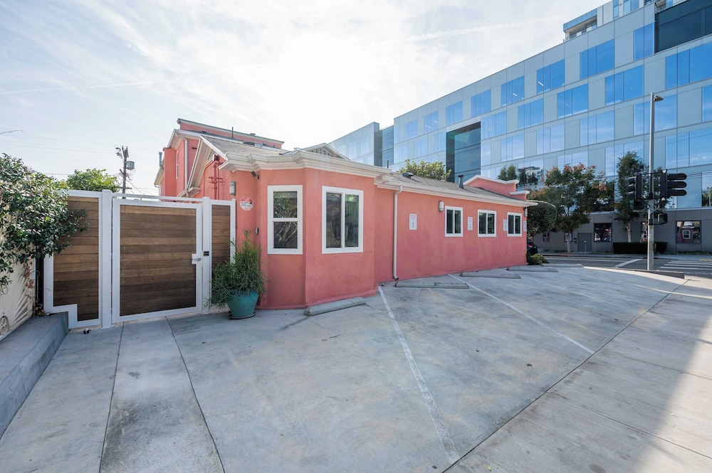 2 Units in Prime Hollywood Location Chic Renovated 1bdrs w/ Patio Avantstay