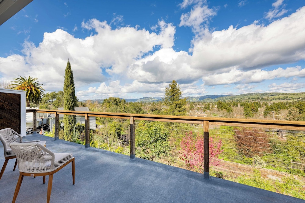 Modern Sonoma Stay w/ Spacious Deck, Views & Prime Location Bennett