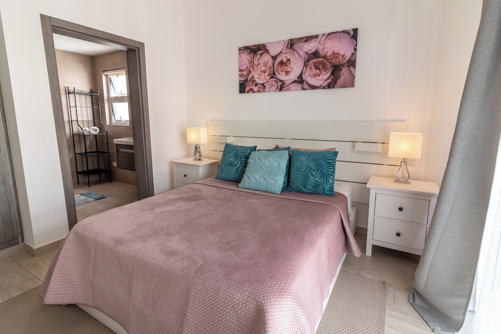 Modern 2BR Apartment - Paseo del Mar