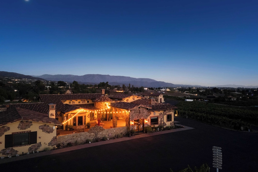 Soaking Tub, Vineyard Views & Wine Trail Access The Casita at Vines Estate by Avantstay