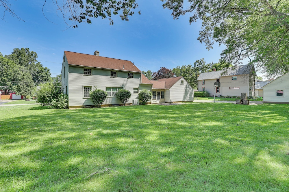 1 Mi to Dtwn Salem: Apt w/ Garage Access!
