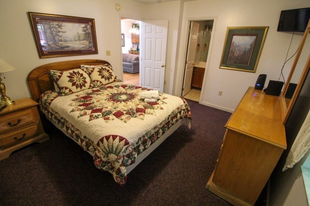 Mountain Dew - 2 Bedrooms, 2 Baths, Sleeps 4 Cabin by RedAwning view 3